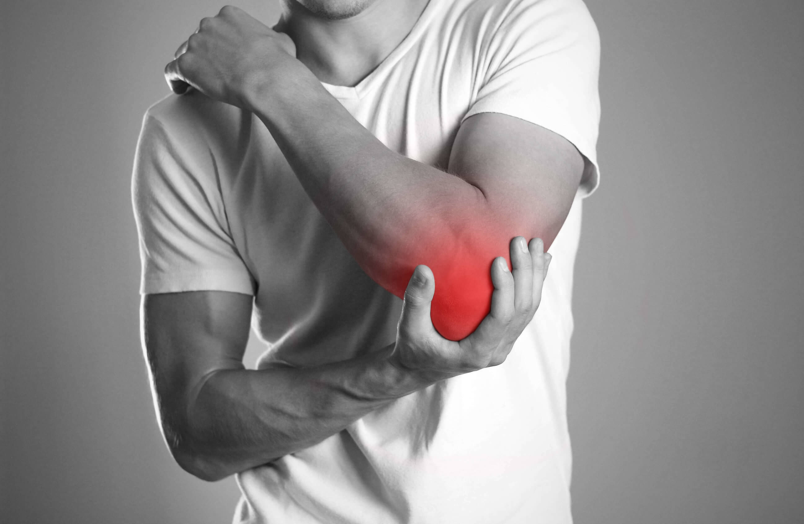 Причина сильной боли в суставах. Elbow Pain. Человек держится за локоть. Боль в руке.